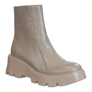 ladies' chunky lug sole and heel pull on boot