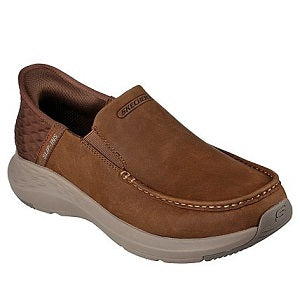 comfort shoe with laceless, easy-wearing fit with leather upper and hands free slip-in heel panel