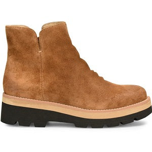 style-savvy slouch boot with luxe water-defying leathers, sealed seams, a cozy lining and a grippy lug sole